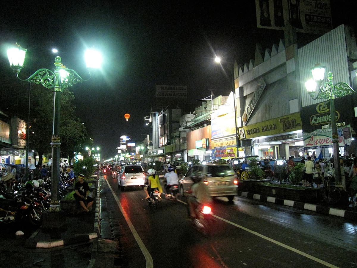 Traffic and street lamps on Jalan Malioboro in Yogyakarta at night